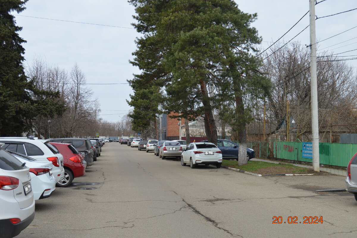 Фото автора. Центр города. Людей нет, одни машины. 