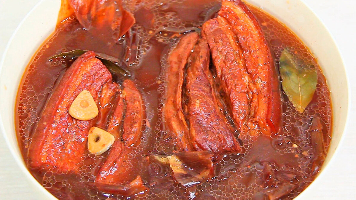 сало варёное в луковой. карбонат луковой шелухе. грудинка свиная в луковой шелухе. рецепт брюшины в луковой шелухе. сало в шелухе.