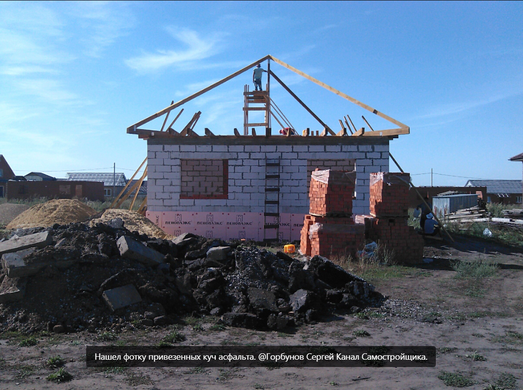 Две кучи асфальтной крошки свалили прямо на участке Михалыча. Фото автора @ Горбунов Сергей