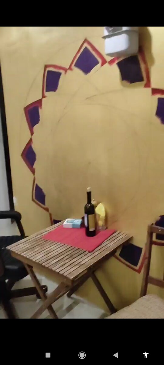 Вот эта недорисованная мандала. А винишко наше уже! 