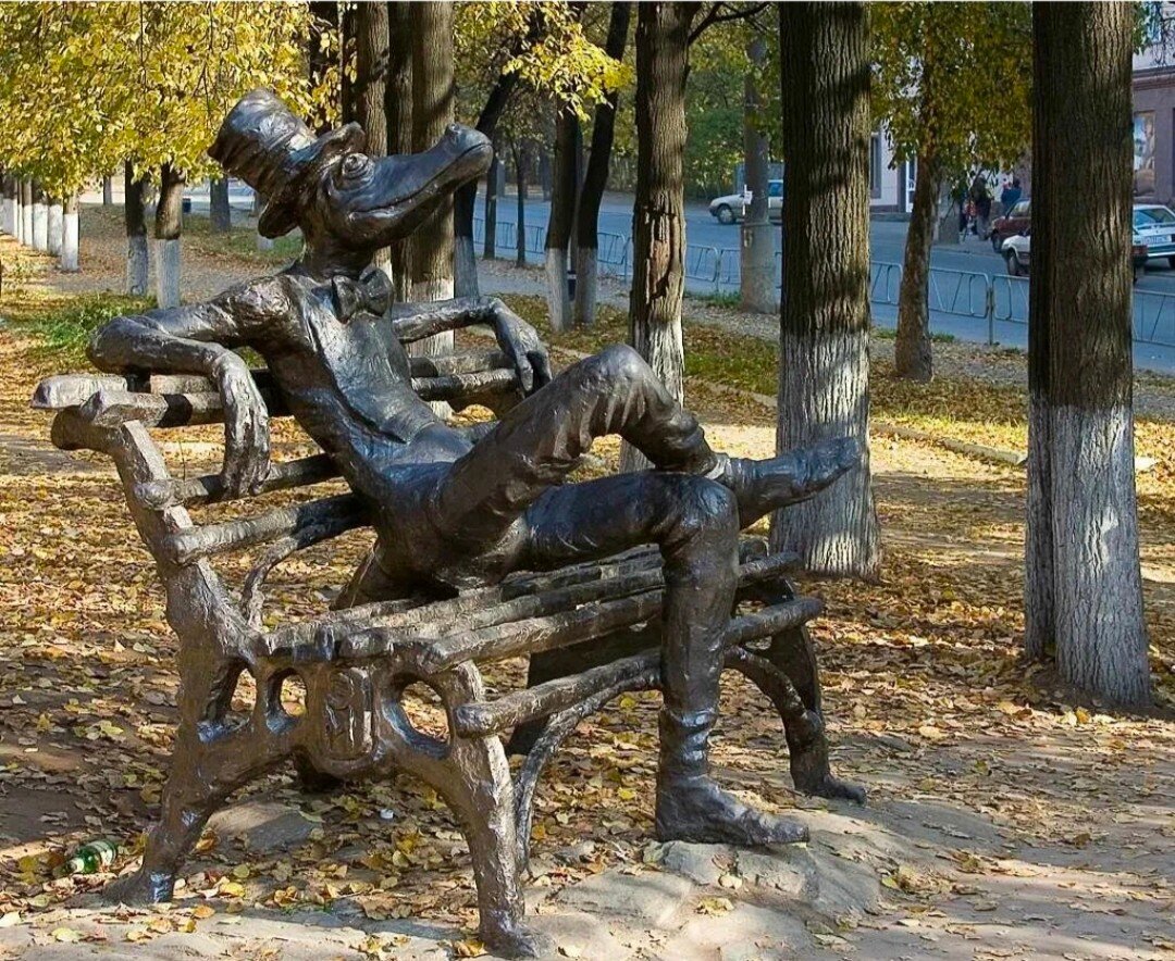 Памятник Крокодилу в Ижевске.