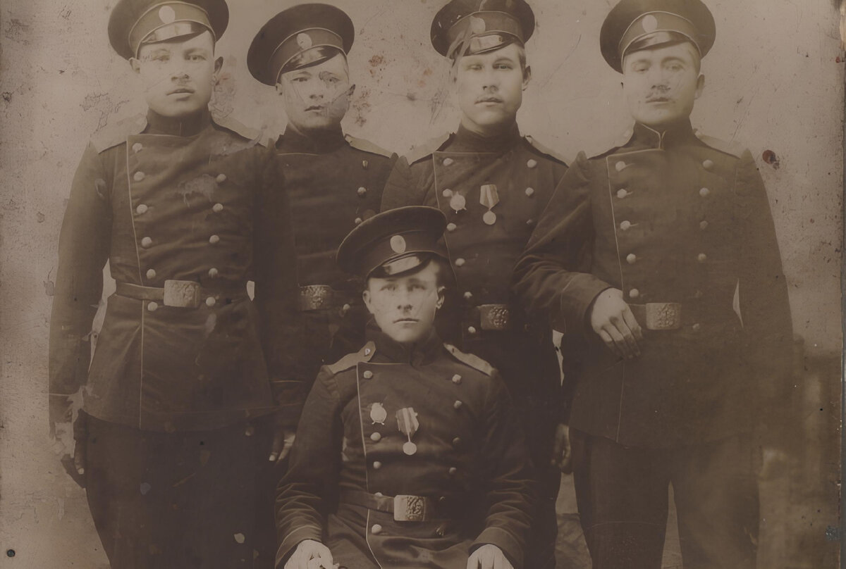 Дмитрий Поварнин (сидит). Фото из архива Ирины Глушковой, внучки ветерана Первой мировой 