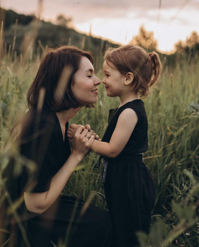 Почему алиса в стране чудес плачет. Алиса mikhailova alissak. Леня алиса. Леня алиса. Леня алиса.