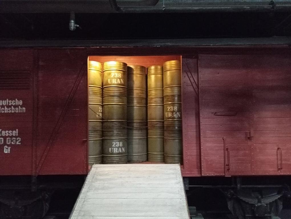 Судя по экспонатам, обогащенный уран перевозился в таких бочках