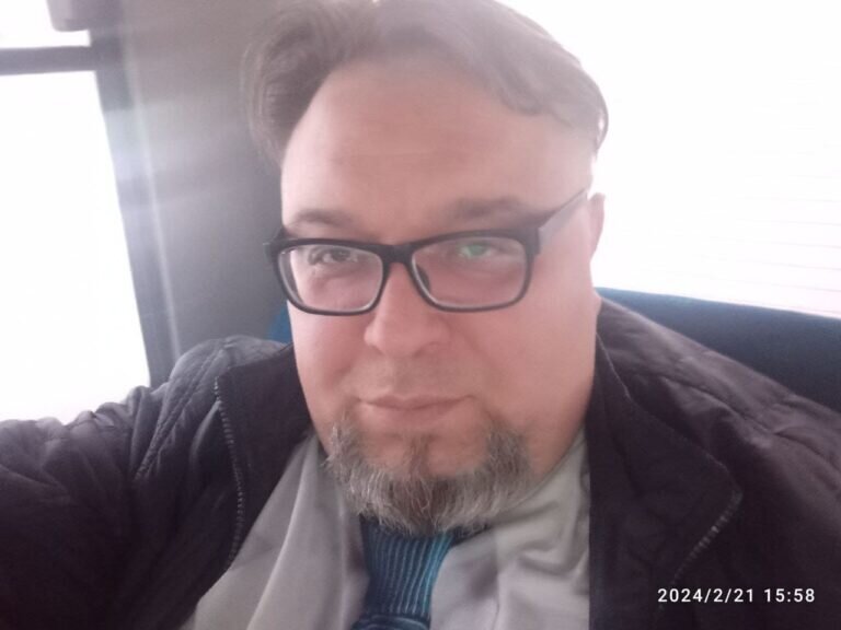 Известный блогер, активист и правозащитник Александр “Доктор Правда” Куприянов, увезенный накануне с улицы Брянска на ведомственном автобусе в Чебоксары, добирается домой своим ходом.