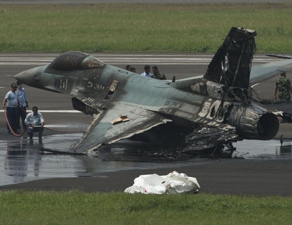 Поврежденный истребитель F-16. Источник: thedrive.com.