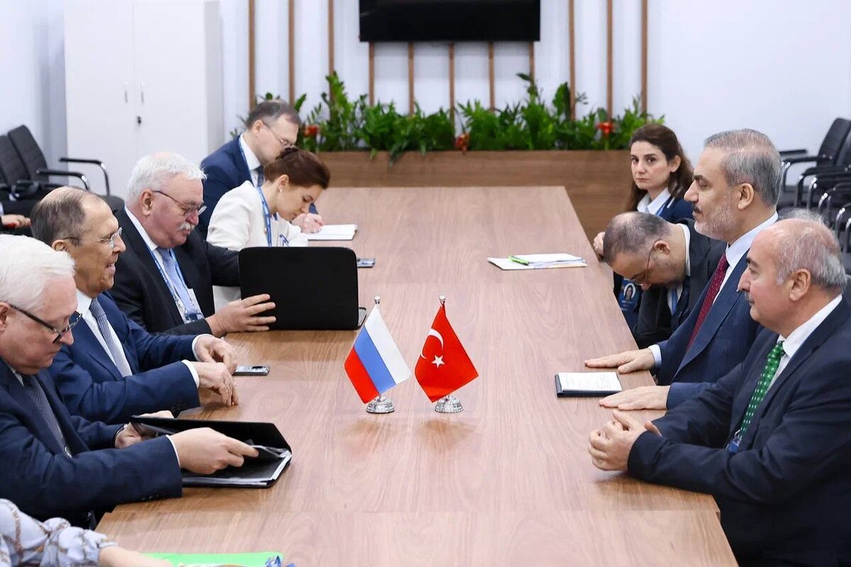 Главы МИД России и Турции Сергей Лавров и Хакан Фидан на встрече в Рио-де-Жанейро