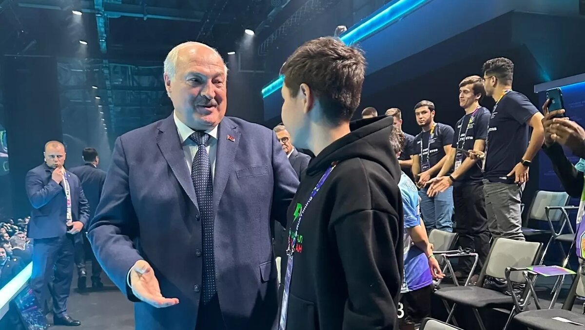     Самый молодой оператор беспилотников в России, 14-летний Булат Нургалиев на своей странице в «ВКонтакте» рассказал о встрече с президентом Беларуси Александром Лукашенко, которая прошла на церемонии открытия «Игр будущего».