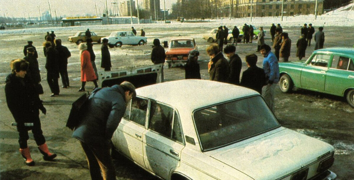 человек который продает машины. человек который продает машины. человек который продает машины. Rentacar. счастливый покупатель машины.