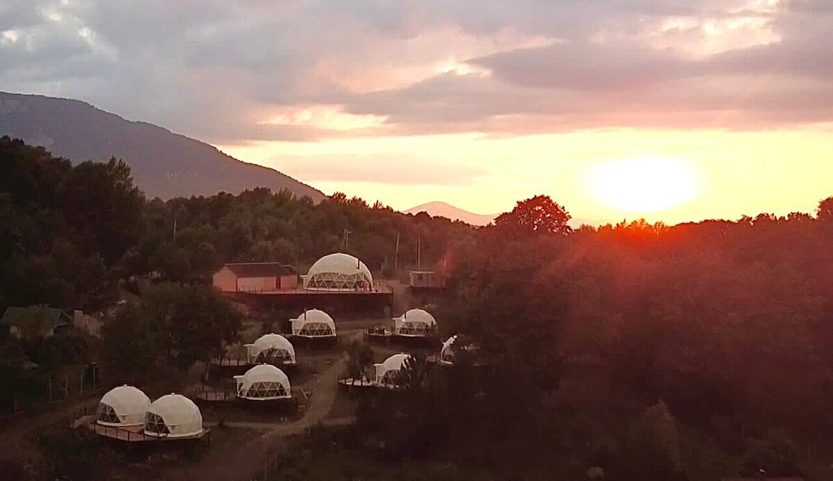 Кудыкина гора глэмпинг. Туризм хабаровск шантарские острова. Владивосток глэмпинг джугди. Камрелакс глэмпинг камчатка. Кемпинги глэмпинг.