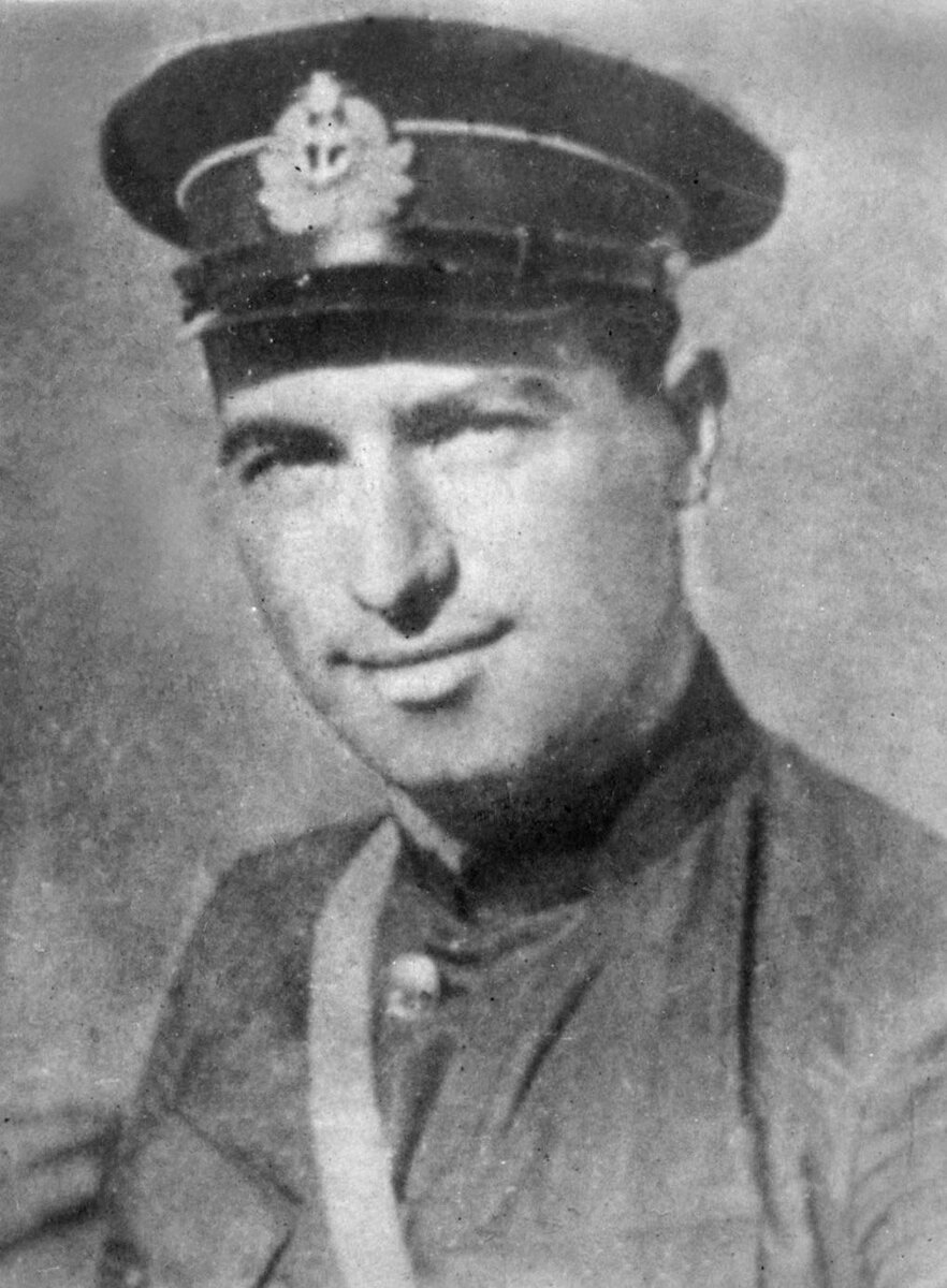 Лидер освоения Пе-2 на Черном море герой ударов по Констанце и Плоешти летчик 40-го БАП капитан Александр Пехувич Цурцумия