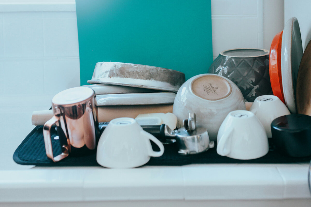    Не стоит мыть с мылом посуду — лучше используй специальную жидкость для нее.Фото: Unsplash