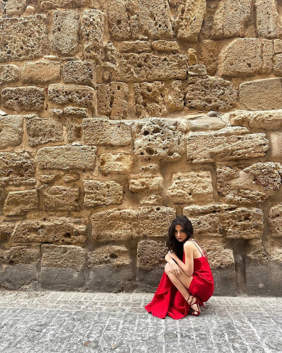  За окном всё ещё лежат сугробы, но знаменитости не перестают радовать нас горячими и привлекательными кадрами. Предлагаем вспомнить самые яркие снимки за этот месяц.-24