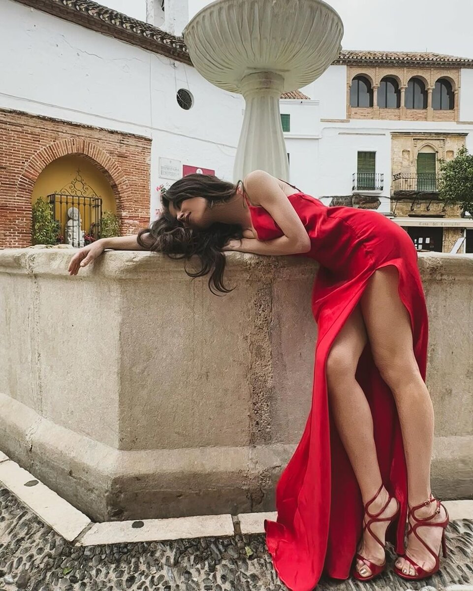  За окном всё ещё лежат сугробы, но знаменитости не перестают радовать нас горячими и привлекательными кадрами. Предлагаем вспомнить самые яркие снимки за этот месяц.-22