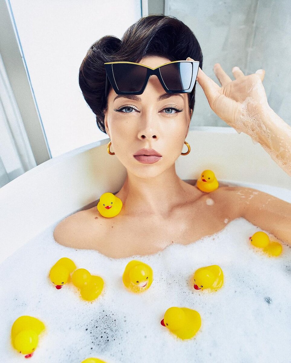  За окном всё ещё лежат сугробы, но знаменитости не перестают радовать нас горячими и привлекательными кадрами. Предлагаем вспомнить самые яркие снимки за этот месяц.-26