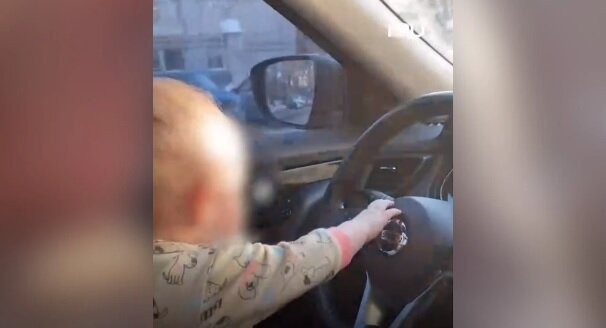 Семимесячный ребёнок за рулём в Екатеринбурге