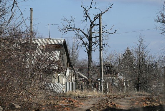    Жилые дома, поврежденные в результате обстрелов в освобожденной Авдеевке