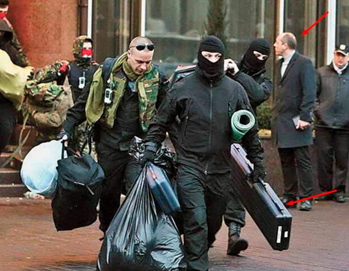 НА САЙТЕ БЕСПЛАТНЫХ ФОТО ДО СИХ ПОР ВИСИТ КОМПРОМАТ НА ПАРУБИЯ, КОТОРЫЙ ПОСЛЕ РАССТРЕЛА "НЕБЕСНОЙ СОТНИ" ВЫШЕЛ СО СНАЙПЕРАМИ ИЗ ОТЕЛЯ. ФОТО: POSTIMG.CC