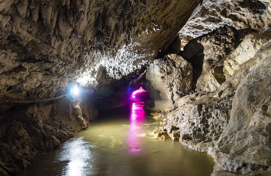 Красивая подсветка подсвечивает своды пещеры