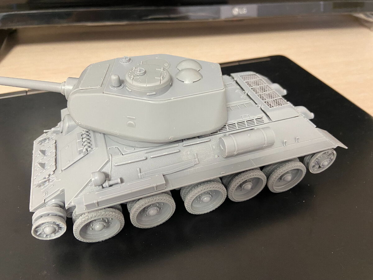 На сером фоне отпечатков пальцев не видать, но они там есть. Поэтому обезжириваем по умолчанию! (С)   Фото из  личного архива автора, 2023 год