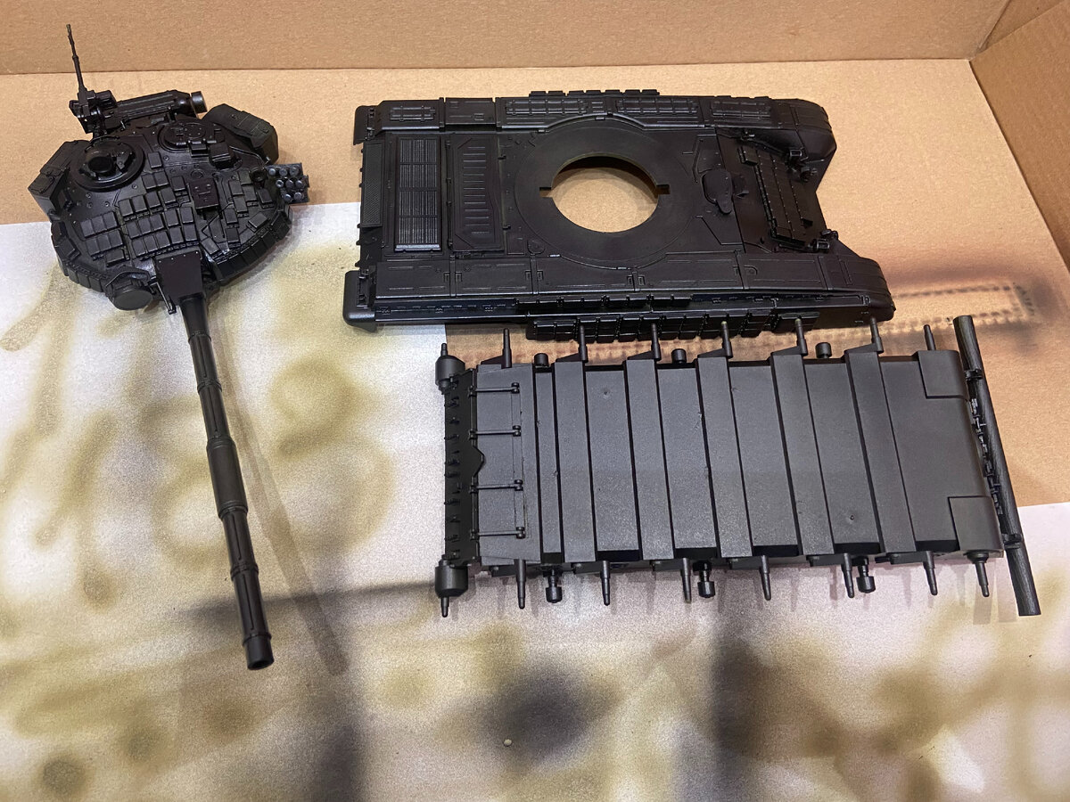 Как видите, модель приобретает угольно-чёрный вид (но может быть и нейтрально-серой, и даже белой - зависит от грунтовки). В этом есть плюс: впадины и тени, в дальнейшем, будут темнее остальных  поверхностей (С) Фото из личного архива автора, 2022 год. 