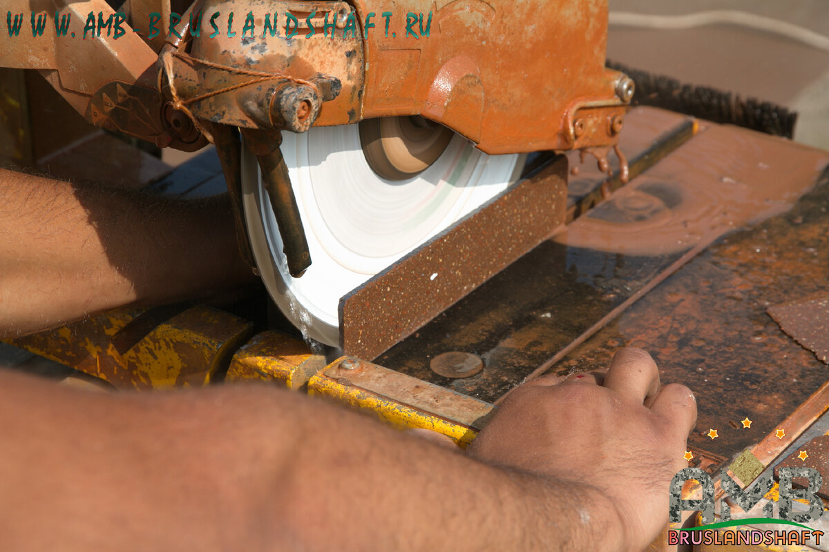 Резка тротуарной вибропрессованной клинкерной гранитной плитки и брусчатки.Методы процесс технология резки толстой брусчатки.