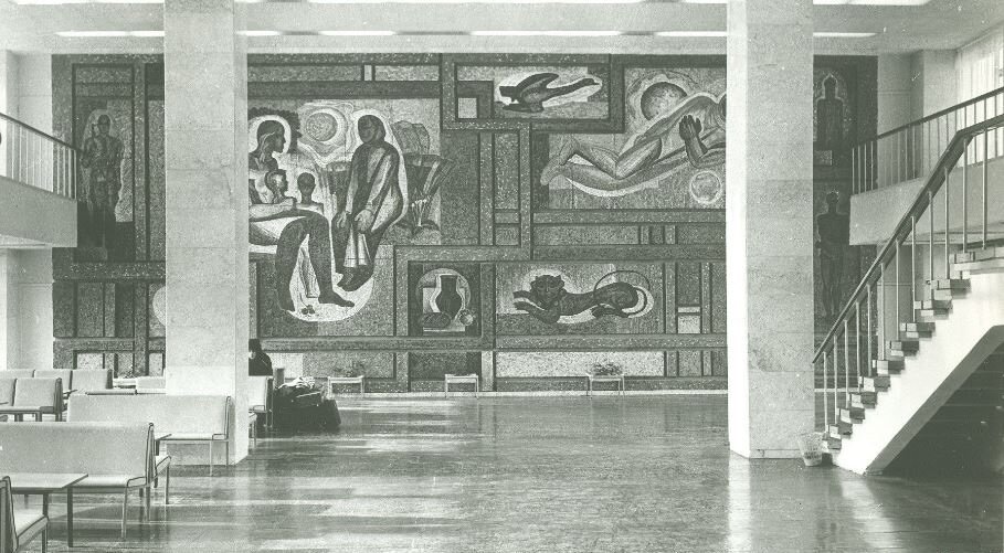 Зал ожидания Центрального автовокзала. Мозаика "Моя Родина" и человек уезжающий. 