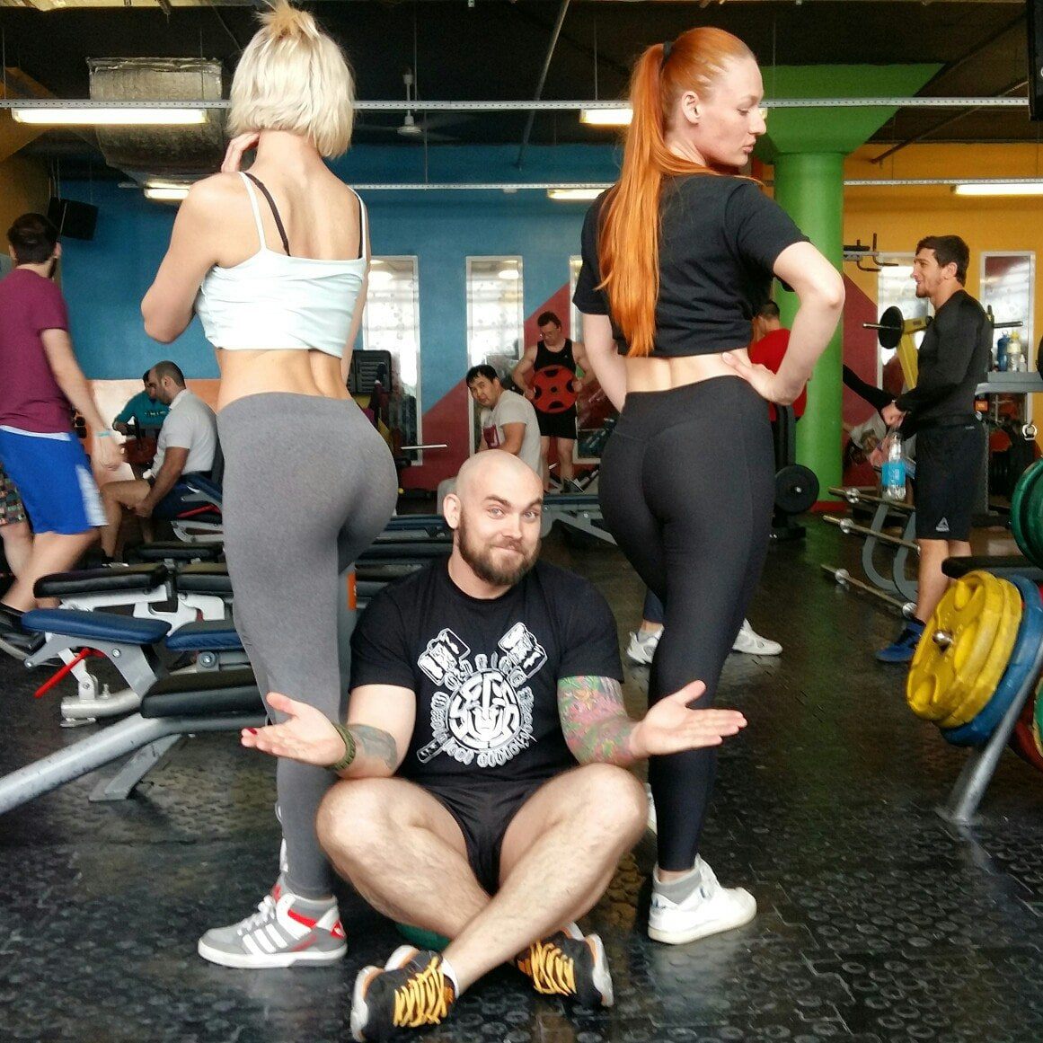 меня не тронь я баба огонь. ужин при свечах биржа пульс. уйди жир с пуза в чужие рейтузы. уйди жир с пуза. всё пройдёт и печаль и радость.