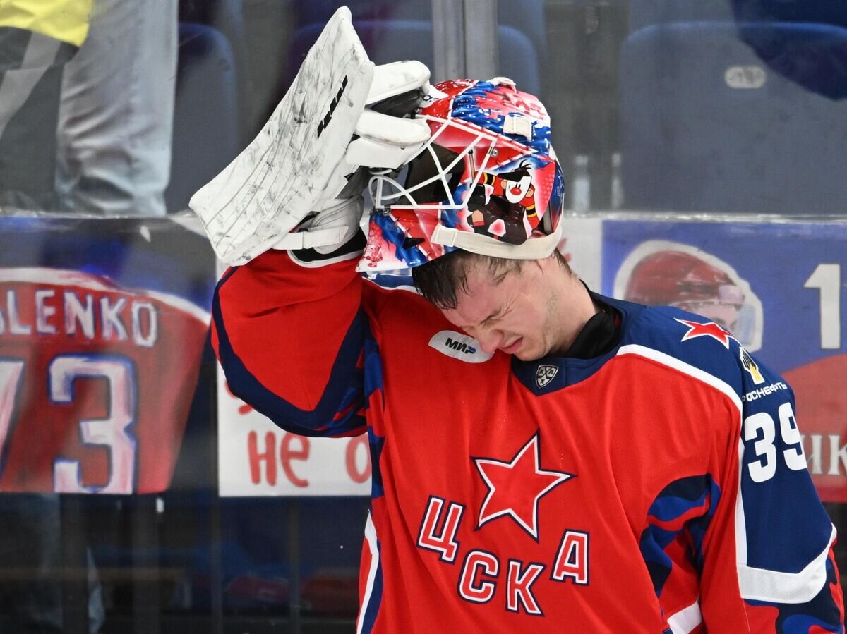    Вратарь ПХК ЦСКА Александр Шарыченков© РИА Новости / Павел Бедняков