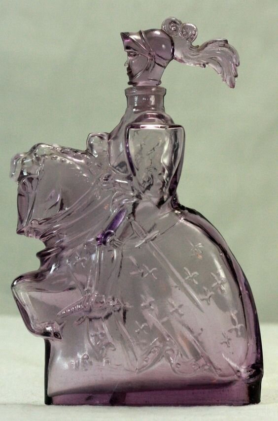 Рыцарь - романтизированный образ военной агрессии. Винтажный флакон с притёртой крышкой.
