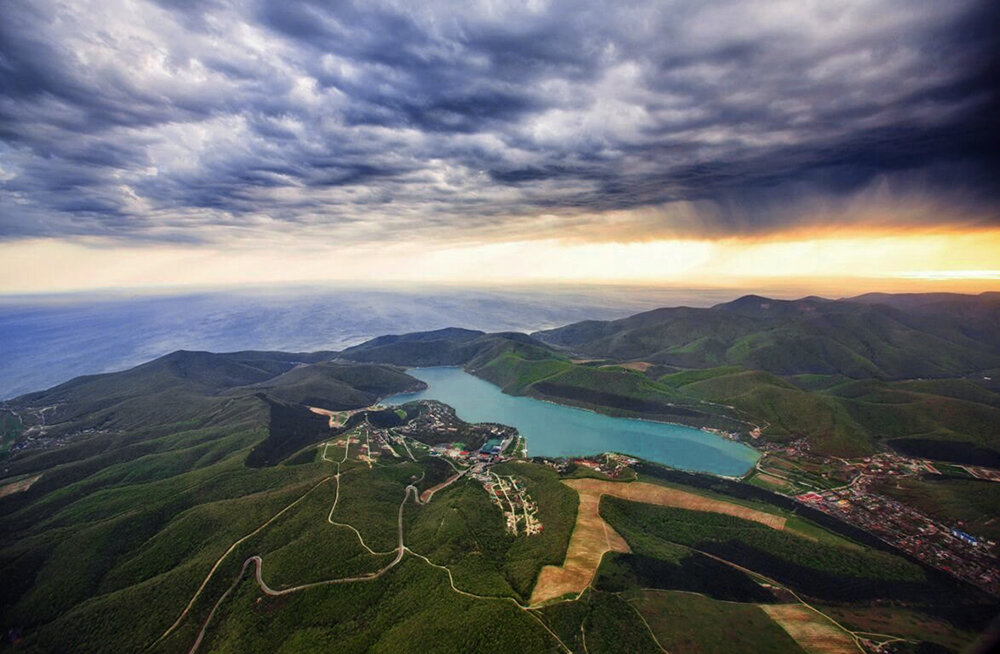 Озеро Абрау-Дюрсо. Процитировано с сайта https://kartin.papik.pro/