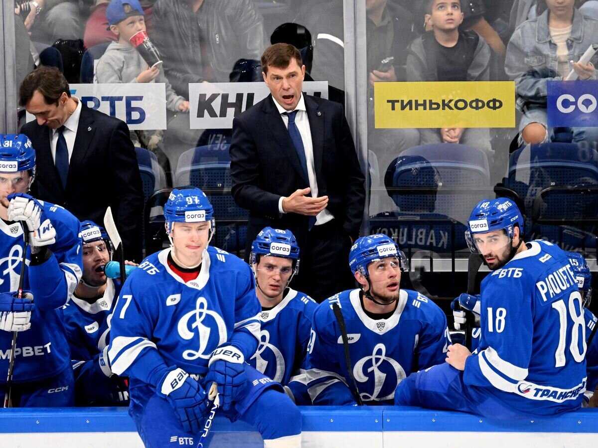    Главный тренер "Динамо" Алексей Кудашов (третий справа) © РИА Новости / Владимир Федоренко