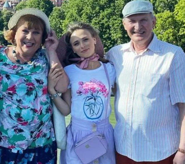 Фёдор Добронравов, Татьяна Кравченко и их "экранная внучка" Анна Кошмал