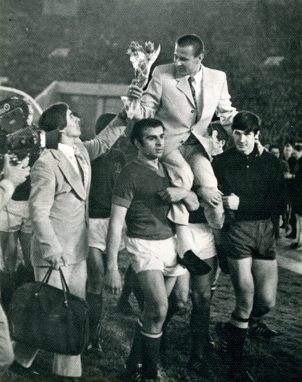    Муртаз Хурцилава и Владимир Пильгуй несут на руках Льва Яшина после прощального матча.Игорь Уткин архив «СЭ»