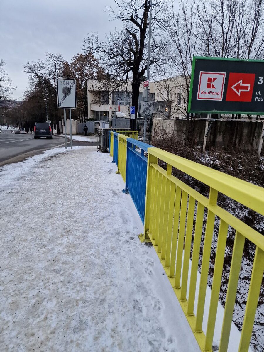 А это, полное чешского сарказма фото, я уже показывала: улица Украинских героев (переназвали) и вдали здание консульства РФ. Когда в последний раз проходила, то был вообще сюр: к мосту была прикручена табличка о чешском ветеране 2-й Мировой 