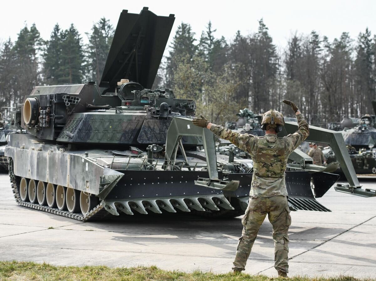    Военнослужащий армии США управляет штурмовой машиной M1150© U.S. Army/Markus Rauchenberger