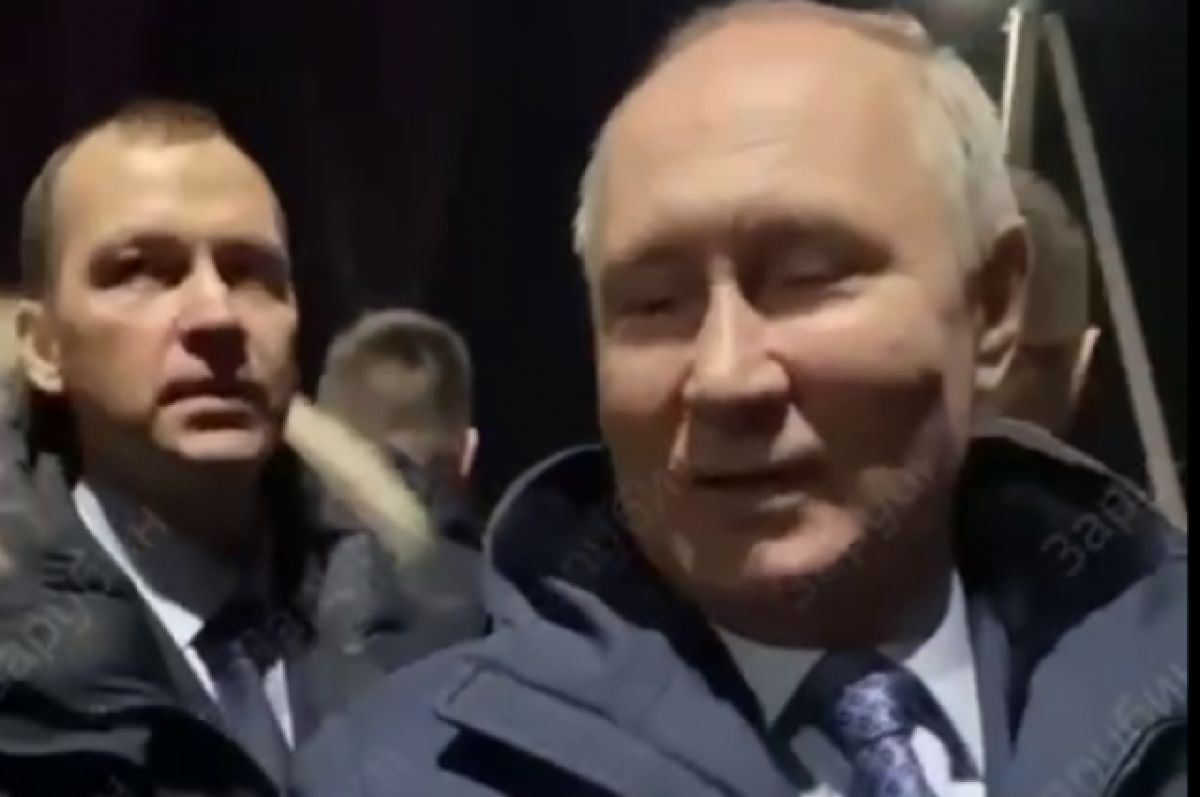 Девушка оборачивается. Встреча влюбленных. Мемы про одноклассников мальчиков. После нескольких встреч. Обнимашки людей.