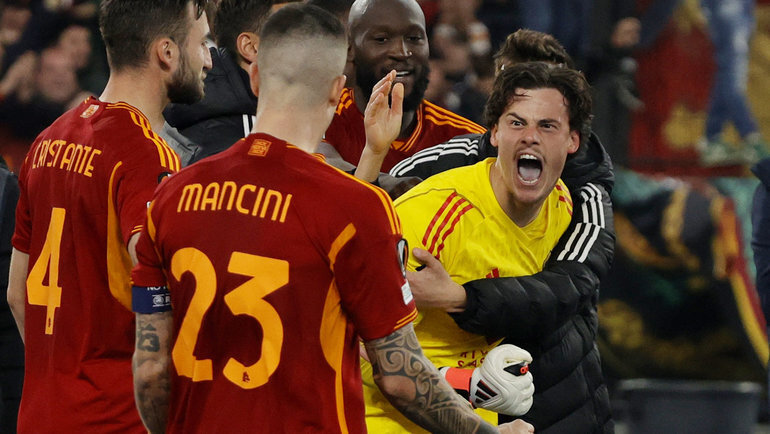    Миле Свилар в объятиях игроков «Ромы». Reuters