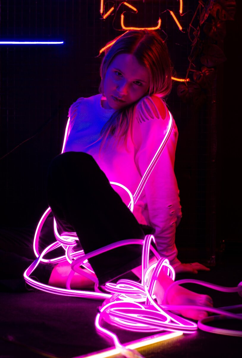 Неоновые буквы. Неоновые обои на телефон вертикальные. Неоновая буква д. Неоновые заставки на рабочий стол. Снд3 неон.