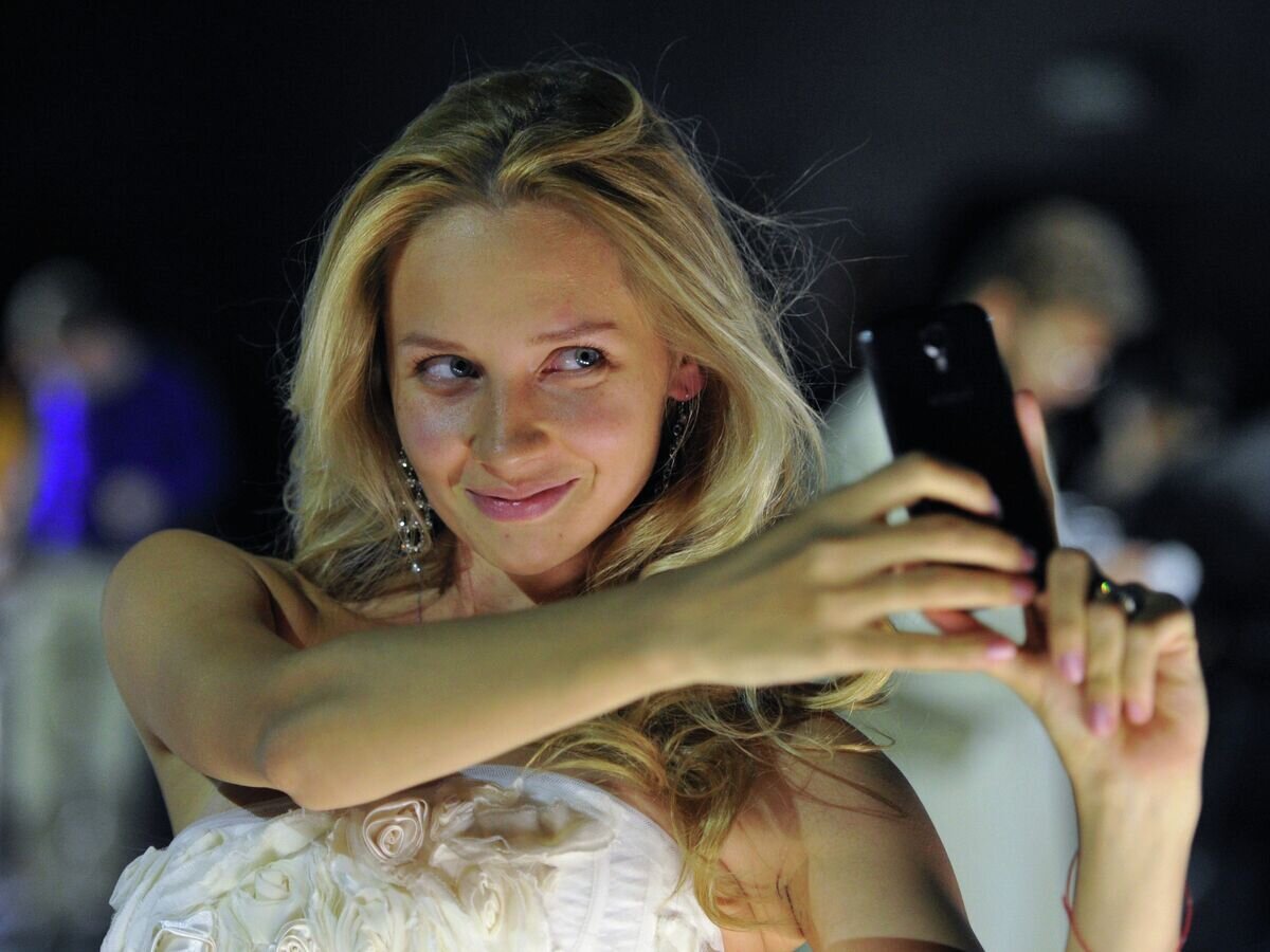    Девушка фотографирует себя© РИА Новости / Сергей Кузнецов