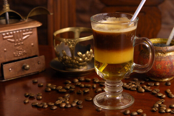 Кофе отлично сочетается с большинством алкогольных напитков. Коктейли на основе кофе и крепкого алкоголя всегда получаются вкусными, тонизирующими и бодрящими.
