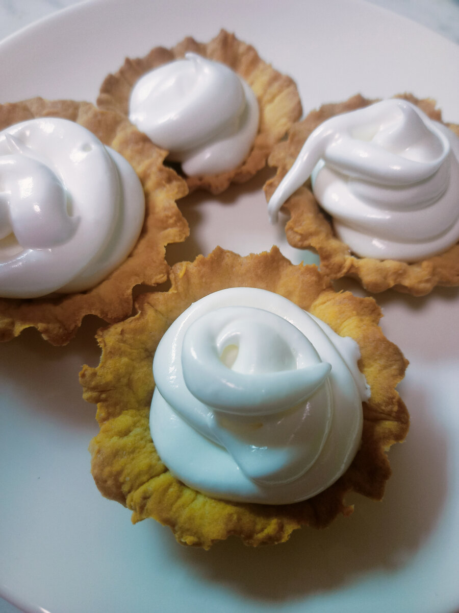 корзиночки с белковым кремом. песочные корзиночки с белковым кремом. песочные корзиночки с кремом. пирожное корзинка с белковым кремом. пирожное песочное корзиночка с кремом.