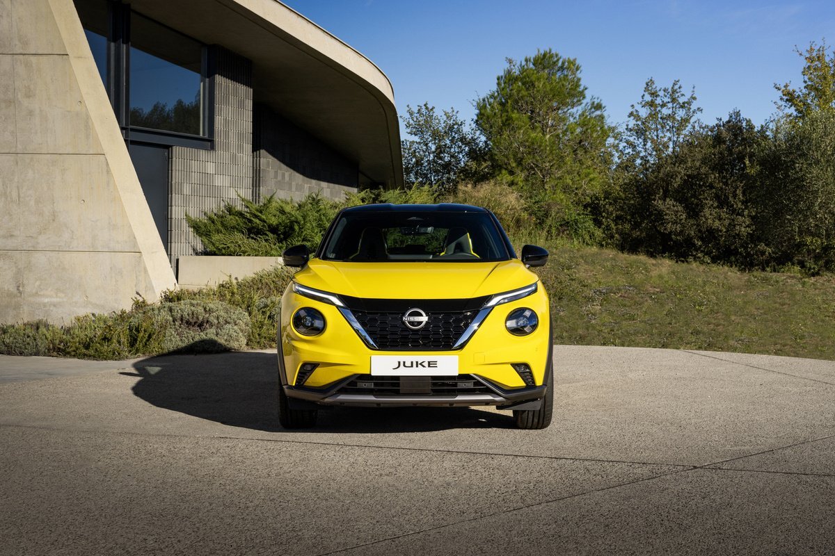 Ниссан джук 2024 фото Nissan Juke Hybrid (2023) Reviews Complete Car