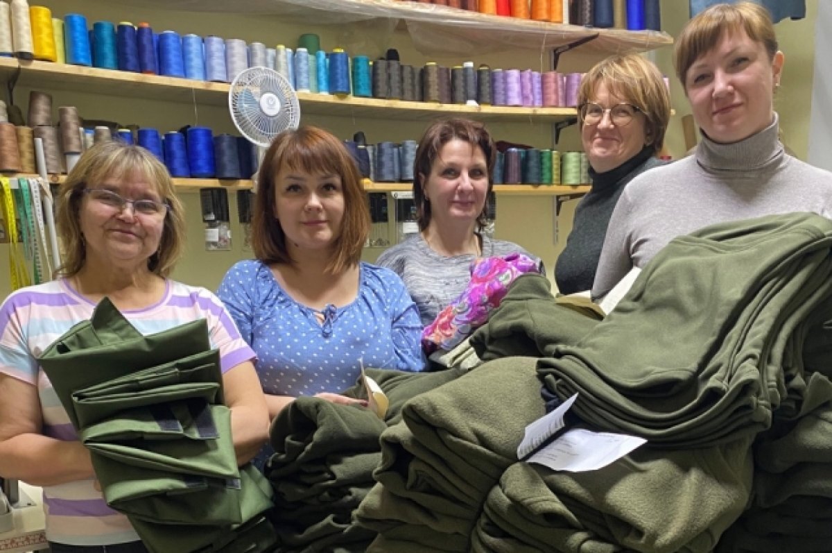    Женщины-рукодельницы вяжут для бойцов носки, шьют толстовки, термобельё и т.д.