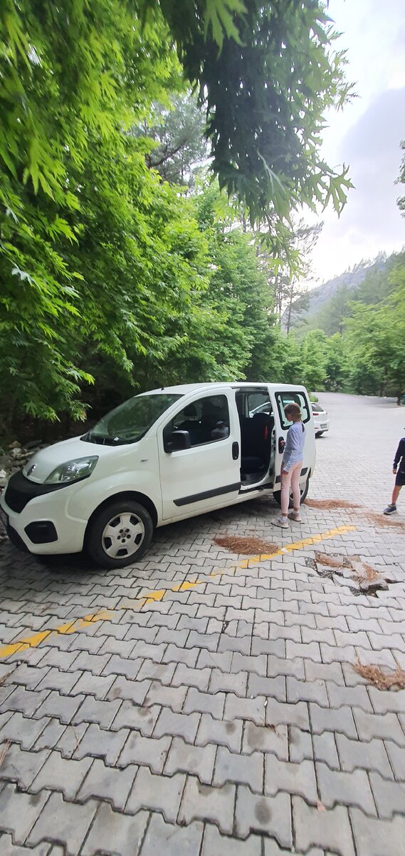 Парковка около каньона.