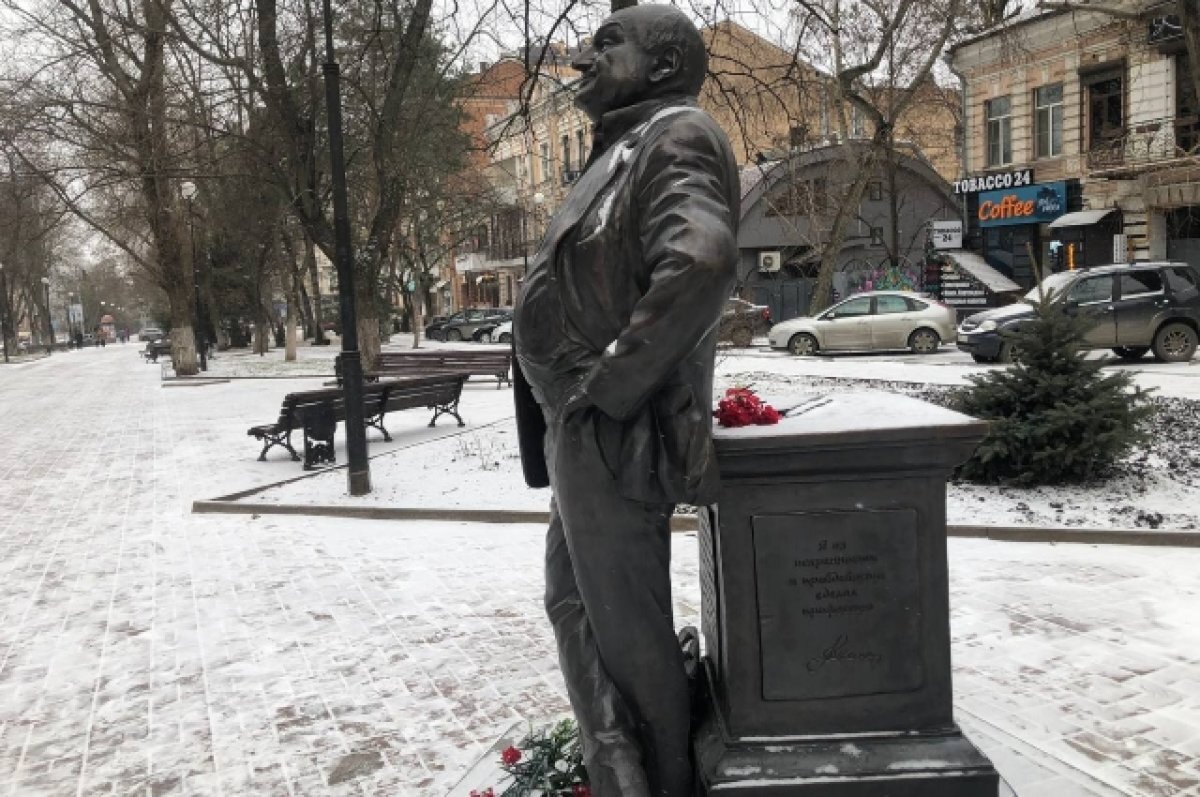    Политолог Михайлов предположил, что памятник Жванецкому в Ростове снесут
