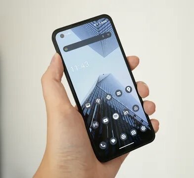 современные телефоны. смартфон с гибким дисплеем. смартфоны. какие сейчас хорошие телефоны. разные смартфоны.