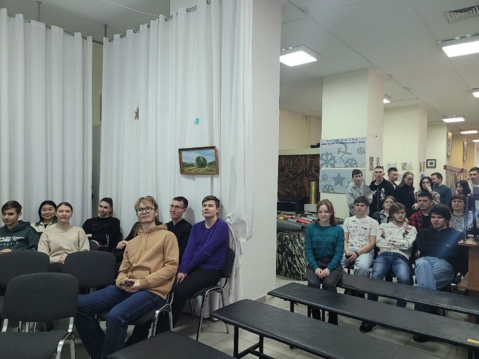 Студенты СГУГиТ на лекции Е. Е. Мельниковой