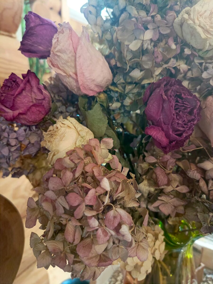 цветы в ладонях. венок из ромашек. ромашки в руках. песня эти цветы в ладонях. цветок на руку.