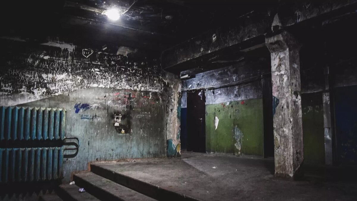     В редакцию RostovGazeta обратились жители Александровки в Ростове. Люди пожаловались на то, что их пятиэтажный дом — бывшее общежитие «Парус» на проспекте 40-летия Победы, 63/11 — приходит в упадок.